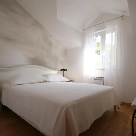 Seaside Family Friendly House With A Swimming Pool Cove Ljubljeva, Trogir - 19259 Holiday home Vinisce
