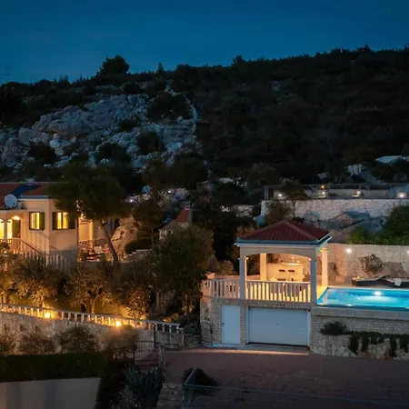 Seaside Luxury With A Swimming Pool Cove Ljubljeva, Trogir - 19259 Villa Vinišće