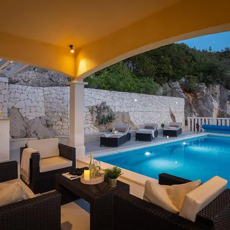Seaside Luxury With A Swimming Pool Cove Ljubljeva, Trogir - 19259 Vinišće