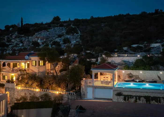Seaside Luxury With A Swimming Pool Cove Ljubljeva, Trogir - 19259 Vila Vinisce